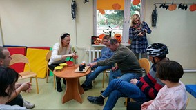 Uczestnicy losują smakołyki do zjedzenia