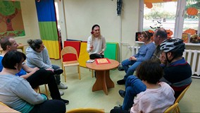 Bibliotekarka czyta wiersz