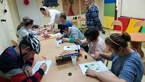 Zajęcia plastyczne przy stolikach