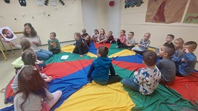 Bibliotekarka czyta dzieciom książkę