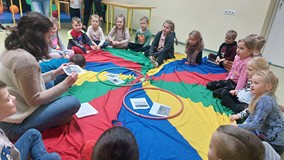 Bibliotekarka pokazuje dzieciom ilustrację