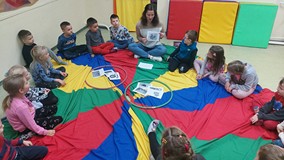 Bibliotekarka pokazuje dzieciom ilustrację