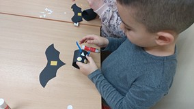 Chłopiec wykonuje prace plastyczną