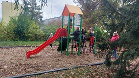 Dzieci na placu zabaw w bibliotecznym ogrodzie