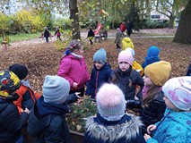 Dzieci w biblotecznym ogrodzie