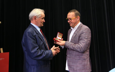 Dyrektor KBP Dariusz Pawlikowski przyjmuje medal z rąk Tadeusza Antkowiaka Przewodniczącego...