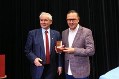 Dyrektor KBP Dariusz Pawlikowski prezentuje otrzymany medal