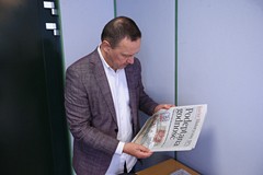 Dyrektor Dariusz Pawlikowski czyta okolicznościowe wydanie 
