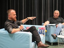 Wojciech Chmielarz i Piotr Pawłowski podczas rozmowy.