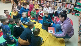 Bibliotekarka pokazuje dzieciom przedmioty