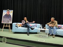 Dyrektor KBP Dariusz Pawlikowski po lewej oraz Piotr Andrusieczko na scenie w KBP
