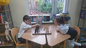 Dzieci grają w szachy