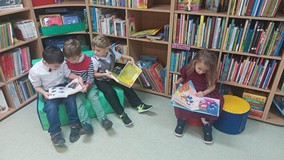 Dzieci oglądają książki
