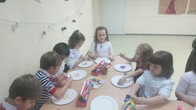 Dzieci wykonują pracę plastyczną
