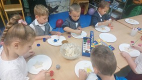 Dzieci wykonują pracę plastyczną