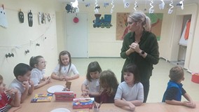 Dzieci wykonują pracę plastyczną