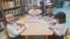 Dzieci oglądają książki