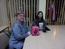 na zdjęciu uczestniczki prezentują omawianą książkę