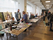 Uczestnicy Giełdy Kolekcjonerskiej prezentują swoje zbiory.
