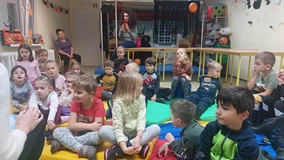 Dzieci siedzą na chuście