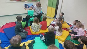 Bibliotekarka czyta dzieciom książkę