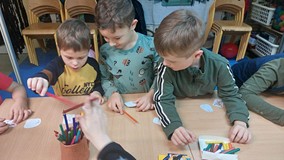 Dzieci wykonują pracę plastyczną