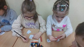Dzieci wykonują pracę plastyczną