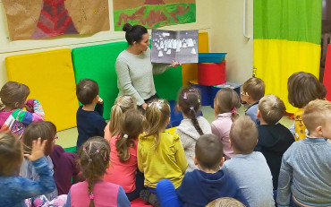 Bibliotekarka czyta dzieciom książkę