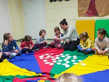 Dzieci siedzą na chuście