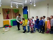 Dzieci rzucają piłeczką do kosza