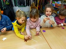 Dzieci w trakcie wykonywania różdzek
