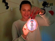 Bibliotekarka prezentuje wróżbę