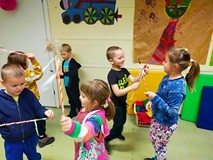 Dzieci bawią się w czarodziejki i czarodziejów