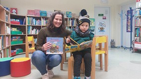 Chłopiec z bibliotekarką prezentują książkę z akcji Mała książka - Wielki Człowiek