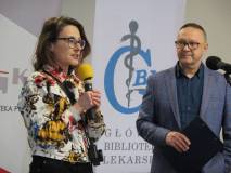 Weronika Teplicka i Dyrektor Dariusz Pawlikowski podczas witania gości.