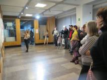 Weronika Teplicka podczas omawiania prac uczestników warsztatów.