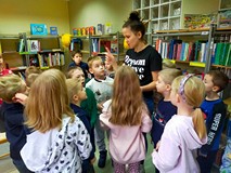 Dzeici słuchają wskazówek bibliotekarki