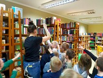 Dzieci znalazły kolejną podpowiedź na regale z książkami