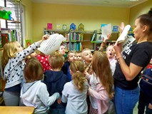 Dzieci znalazły kolejną podpowiedź i wspónie próbują ja znaleźć