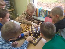 Chłopcy grają w szachy