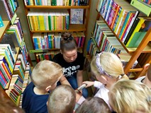 Bibliotekarka czyta dzieciom kolejną podpowiedź