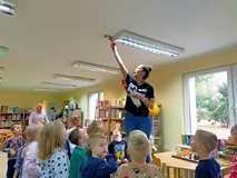 Bibliotekarka zdejmuje kolejną wiadomość schowaną na lampie