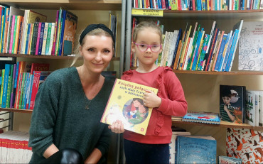Zdjęcie dziewczynbki z bibliotekarką