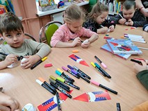 Nasze przedszkolaki dzielnie pracują nad kamyczkowymi krasnalami