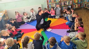 Słuchamy opowiadania o Geometrycznej Krainie FIGUROLANDIA