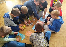 Dopasowujemy kształty i układamy puzzle