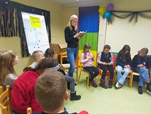 Bibliotekarka czyta fragment ksiązki