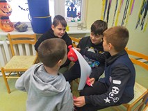 Czterech chłopców tworzy wpólny projekt