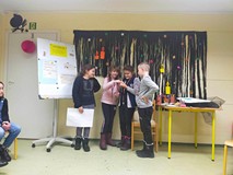 Dzieci prezrentują pracę