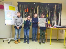 Dzieci prezrentują pracę